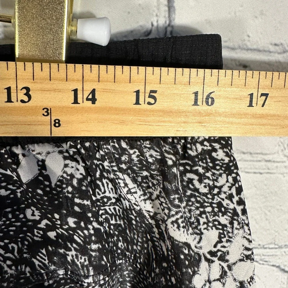 Lululemon Cross Channel Shorts 7 Mens XL Black White Floral Forest Print